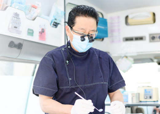 訪問歯科診療中の院長
